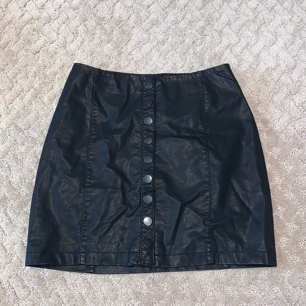 FREE PEOPLE BUTTON-FRONT FAUX-LEATHER MINI SKIRT